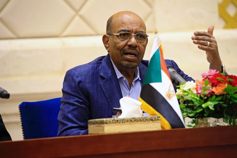 © Reuters. Sudan's President Omar Hassan al-Bashir speaks during a press conference after the oath of the prime minister and first vice president Bakri Hassan Saleh at the palace in Khartoum