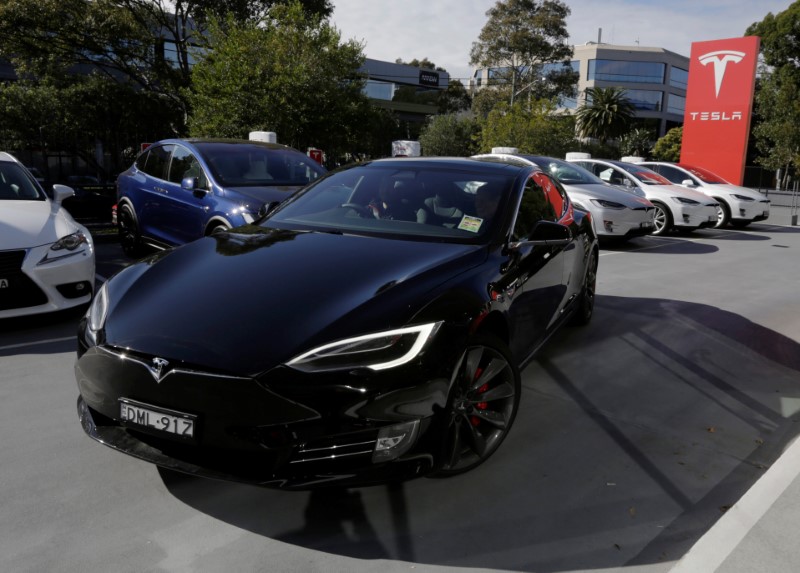 © Reuters. A Tesla Model S electric car is taken for a test drive at a Tesla car dealership in Sydney