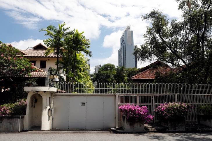 © Reuters. A view of former Prime Minister Lee Kuan Yew's Oxley Road residence in Singapore