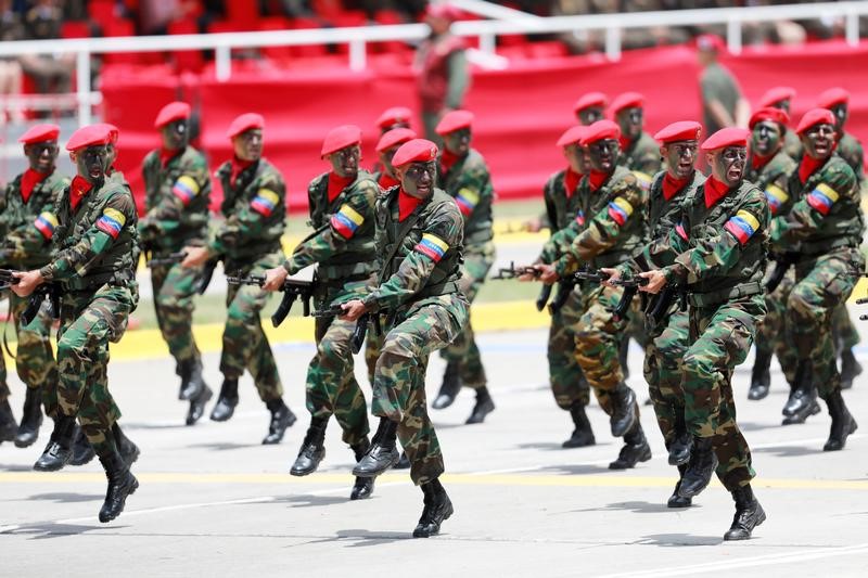 © Reuters. FILE PHOTO: Soldiers march during a military parade to celebrate the 206th anniversary of Venezuela's independence in Caracas