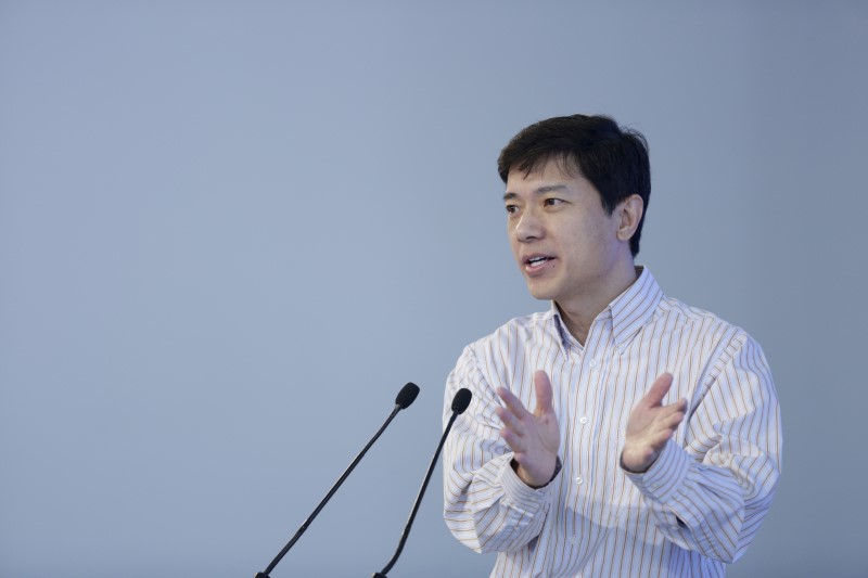 © Reuters. FILE PHOTO: Baidu Inc. Chairman and Chief Executive Robin Li speaks in Wuzhen town of Jiaxing