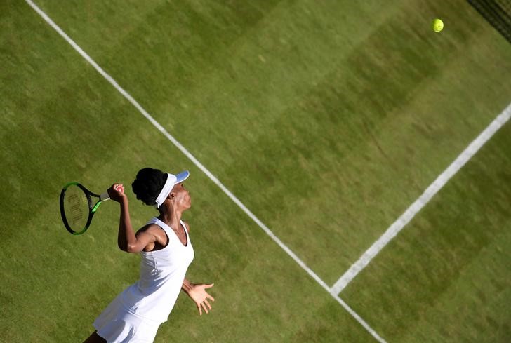 © Reuters. Foto del miércoles de la tenista estadounidense Venus Williams durante su partido de segunda ronda de Wimbledon