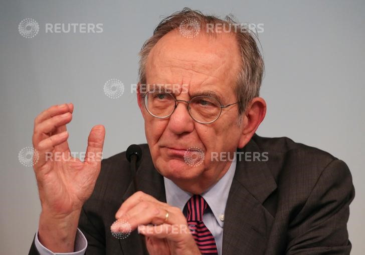 © Reuters. Italy's Economy Minister Pier Carlo Padoan attends a news conference at Chigi Palace in Rome