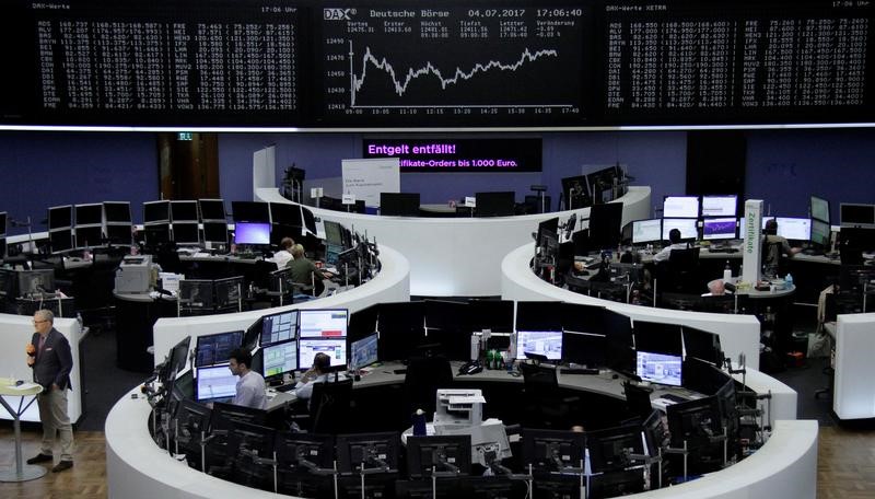© Reuters. Las bolsas europeas caen y vuelven a centrarse en los resultados empresariales