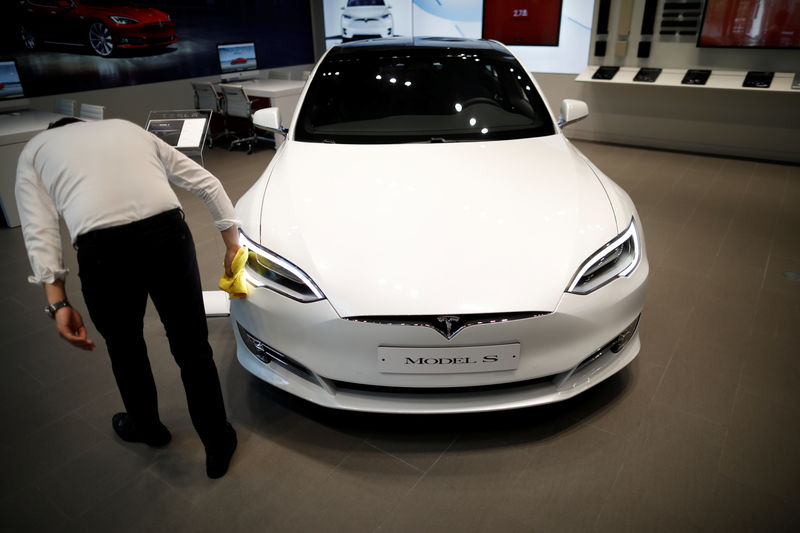 © Reuters. A Tesla Model S electric car is seen at its dealership in Seoul