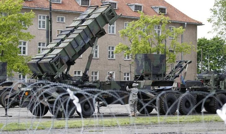 © Reuters. U.S. soldiers stand next to a Patriot surface-to-air missile battery at an army base in Morag