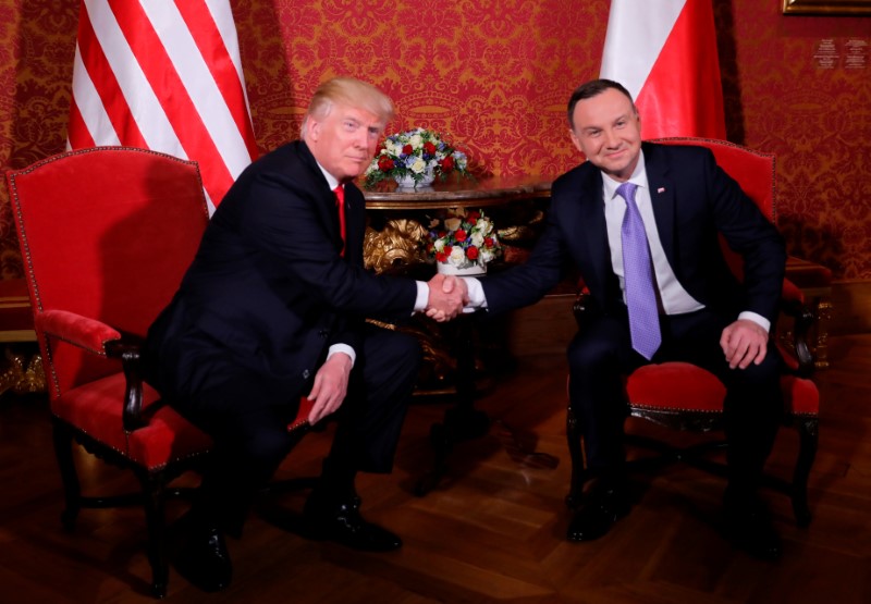 © Reuters. U.S. President Donald Trump is greeted by Polish President Andrzej Duda in Warsaw