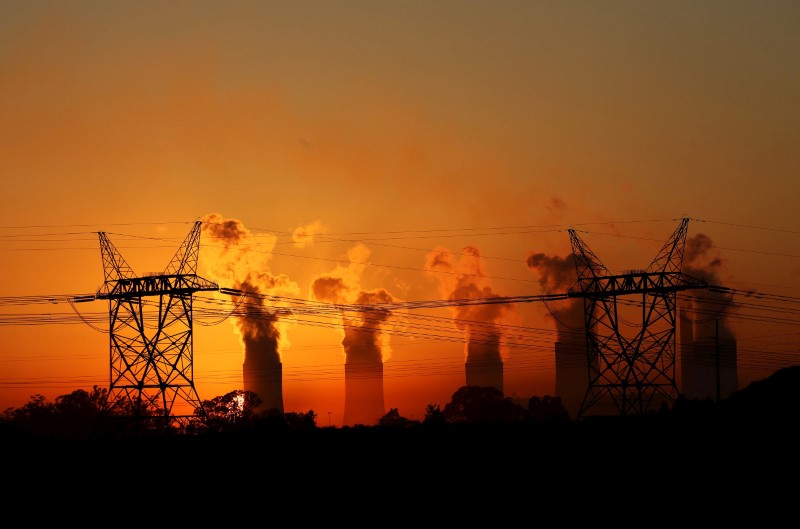 © Reuters. Electricity pylons are seen in front of the cooling towers at the Lethabo Thermal Power Station,an Eskom coal-burning power station near Sasolburg in the northern Free State province