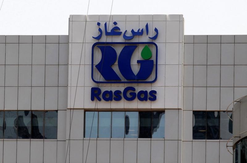 © Reuters. Логотип катарского производителя СПГ RasGas на здании в Дохе
