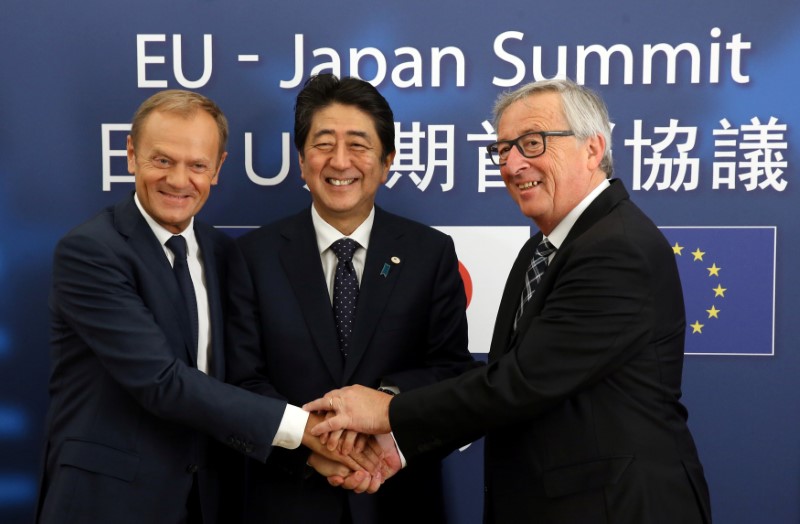 © Reuters. Japan's PM Abe is welcomed by EU Council President Tusk and EC President Juncker at the start of a EU-Japan summit in Brussels