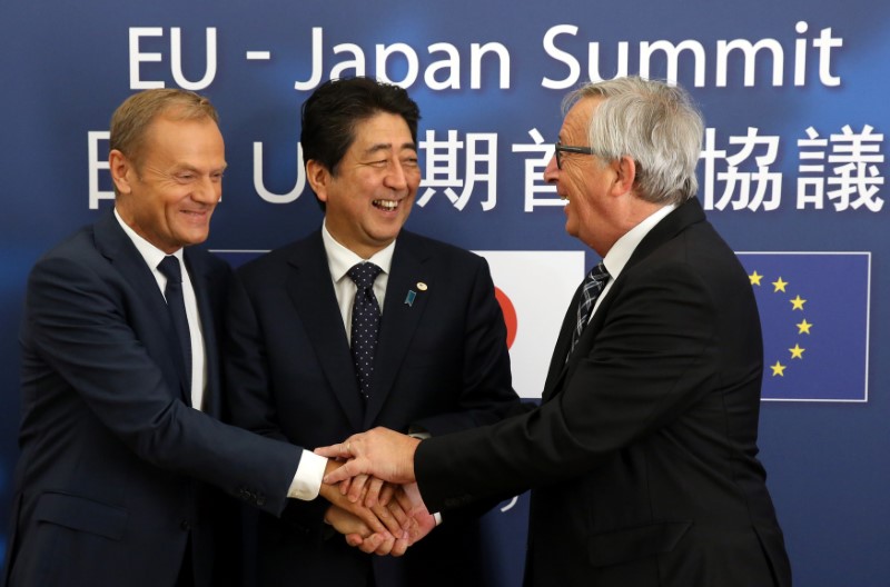 © Reuters. Japan's PM Abe is welcomed by EU Council President Tusk and EC President Juncker at the start of a EU-Japan summit in Brussels