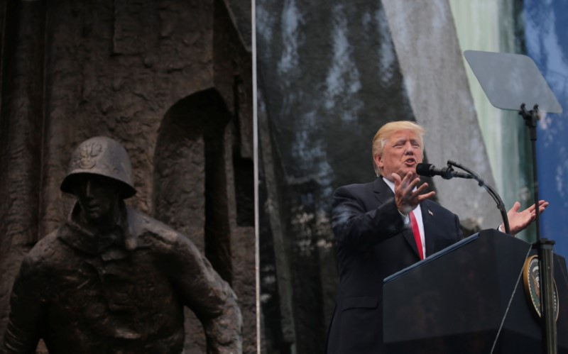 © Reuters. U.S. President Donald Trump gives a public speech at Krasinski Square in Warsaw