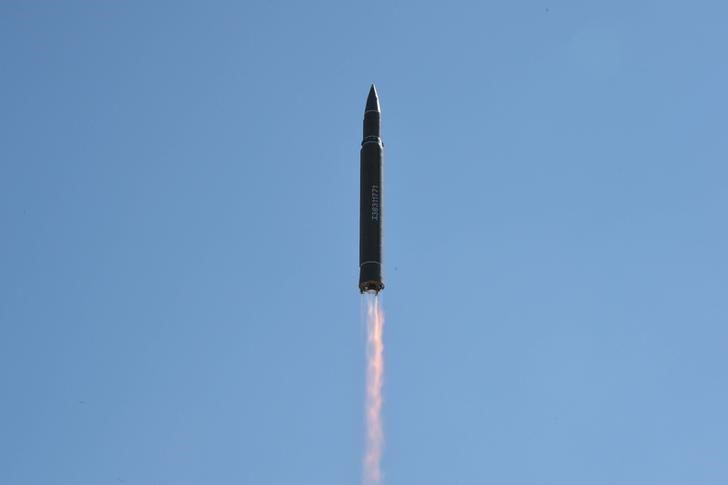© Reuters. بريطانيا تستدعي سفير كوريا الشمالية لإدانة تجربة صاروخية