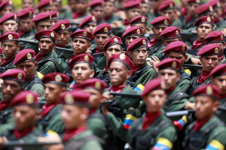 © Reuters. Soldados marcham durante desfile militar em Caracas, na Venezuela