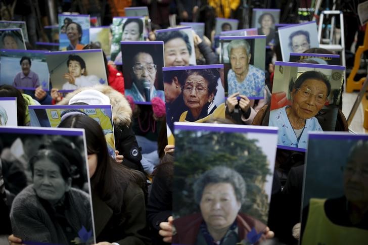 © Reuters. Estudantes seguram retratos de "mulheres de conforto" sul-coreanas falecidas em frente à embaixada japonesa em Seul