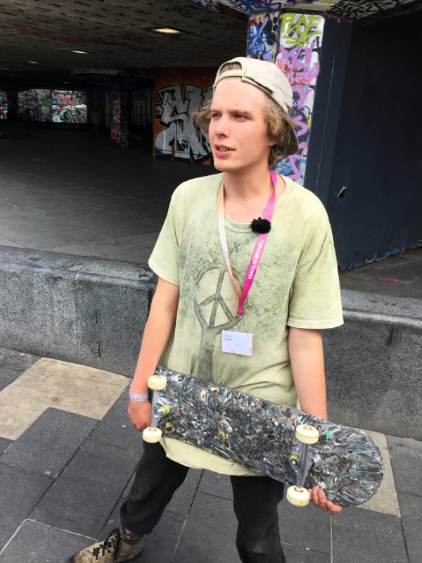 © Reuters. Jason Knight, an industrial design student at Brunel University, holds one of his skateboard decks made from shredded plastic bags in Southbank, London