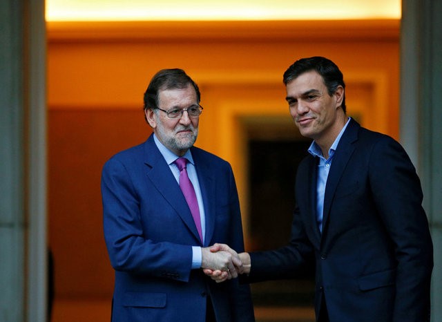 © Reuters. Sánchez se suma al plan de Rajoy contra el "desafío catalán"