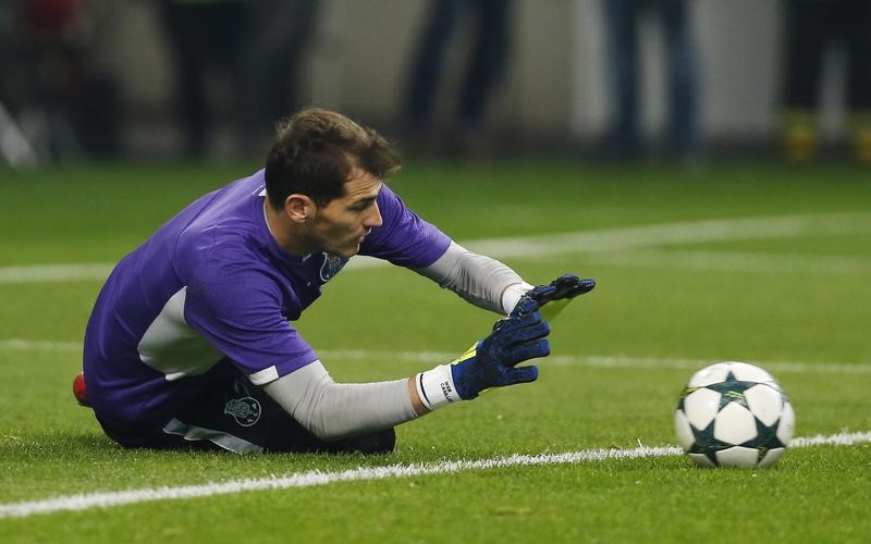 © Reuters. Iker Casillas jugará otra temporada en el Oporto