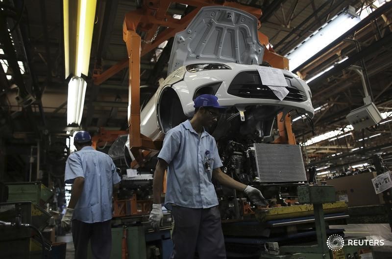 © Reuters. Brazilian workers assemble a Ford car at Sao Bernardo do Campo Ford plant, near Sao Paulo