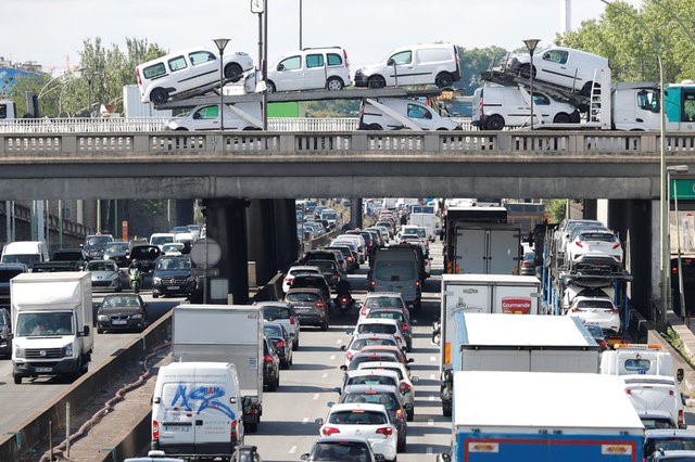 © Reuters. Francia pondrá fin a venta de vehículos a diésel y gasolina en 2040