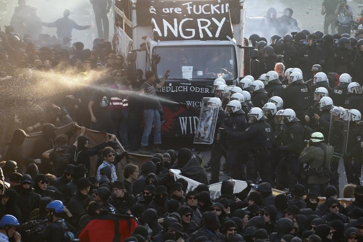 © Reuters. Polícia de choque da Alemanha entra em confronto com manifestantes durante reunião do G20, em Hamburgo