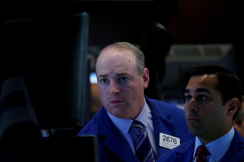 © Reuters. Traders work on the floor of the NYSE in New York