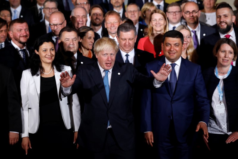 © Reuters. Britain's Foreign Secretary Johnson poses for a photo at Lancaster House with fellow attendees of the Ukraine Reform Conference