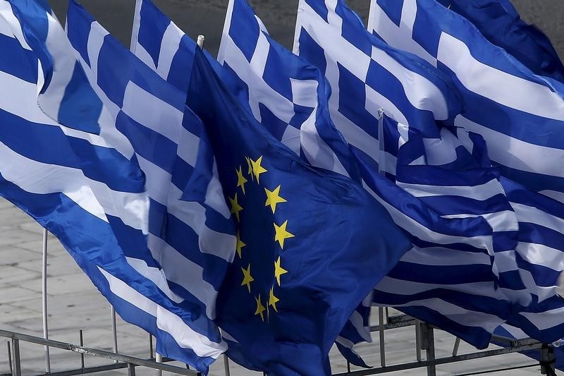 © Reuters. Greek and EU flags flutter at a open-air kiosk in Athens