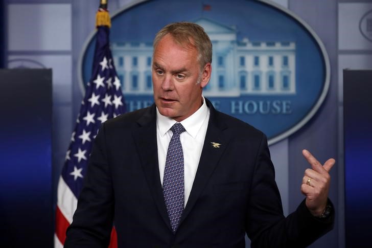 © Reuters. Secretary of the Interior Ryan Zinke speaks during a daily press briefing at the White House in Washington, U.S.