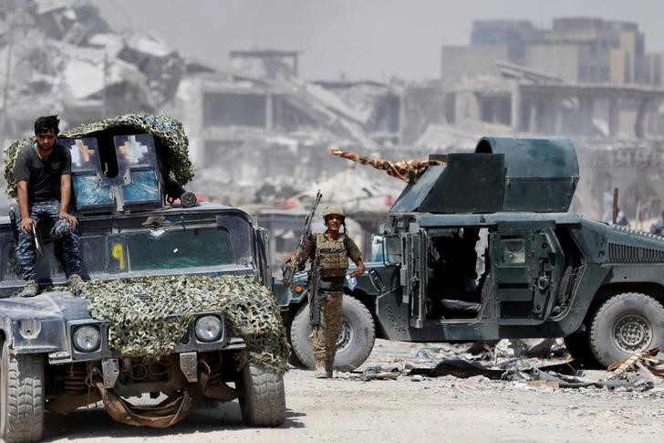 © Reuters. قادة: مسلحو الدولة الإسلامية يستخدمون الانتحاريين لوقف تقدم القوات العراقية بالموصل