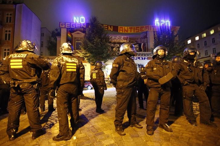© Reuters. Polícia alemã durante protesto contra reunião do G20 em Hamburgo