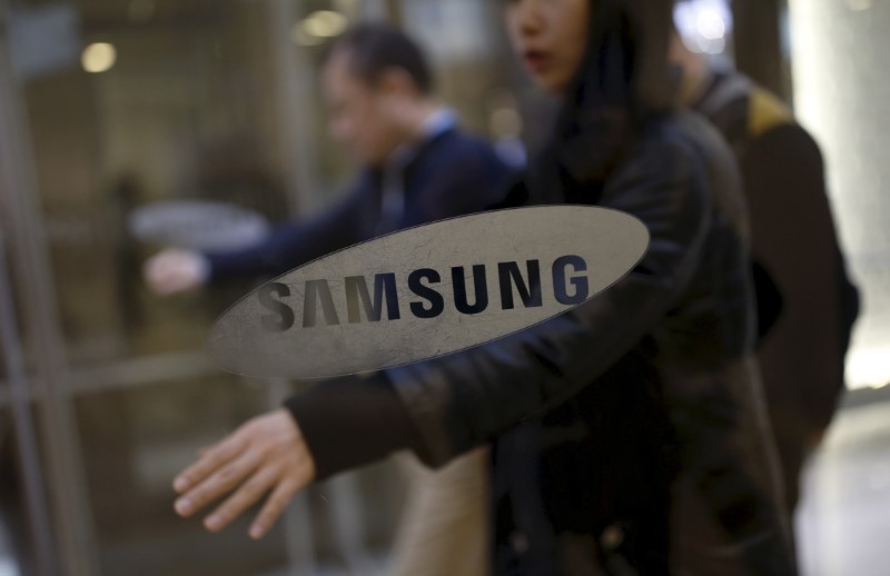 © Reuters. A file photo shows employees walking in the main office building of Samsung Electronics in Seoul