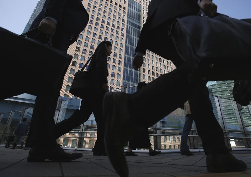 © Reuters. People walk on an overpass in a business district of Tokyo