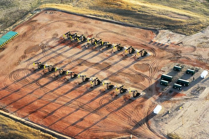 © Reuters. FILE PHOTO: Eighteen oil pumpjacks are seen on a Hess well pad near Tioga