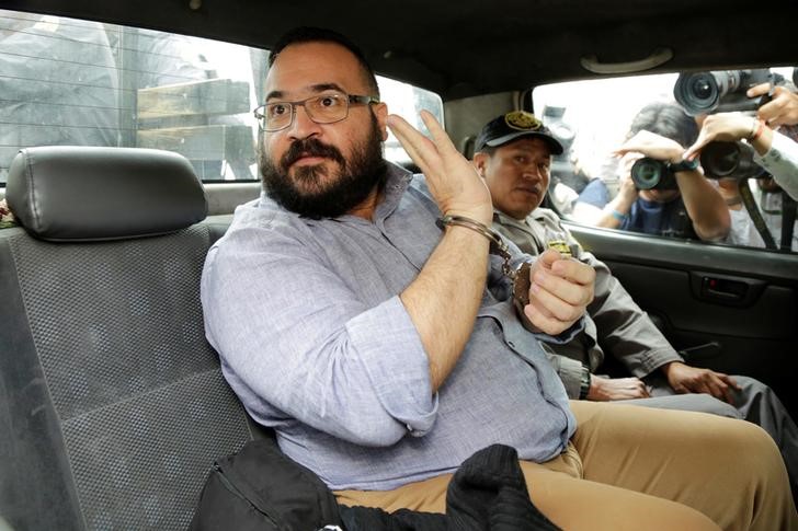 © Reuters. Duarte de Ochoa, former governor of Mexican state Veracruz, gestures from inside a vehicle while leaving after a court appearance for extradition proceedings in Guatemala City