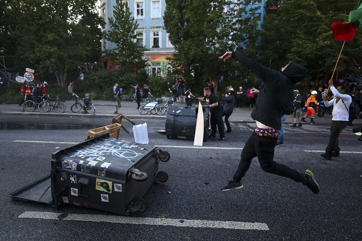 © Reuters. Decenas de policías heridos en protestas contra G-20, Merkel busca consensos