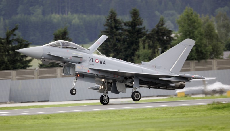 © Reuters. The first Austrian Eurofighter Typhoon lands on the military airport in Zeltweg