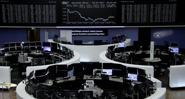 © Reuters. Las bolsas europeas buscan soporte, pero pesa el descenso del crudo