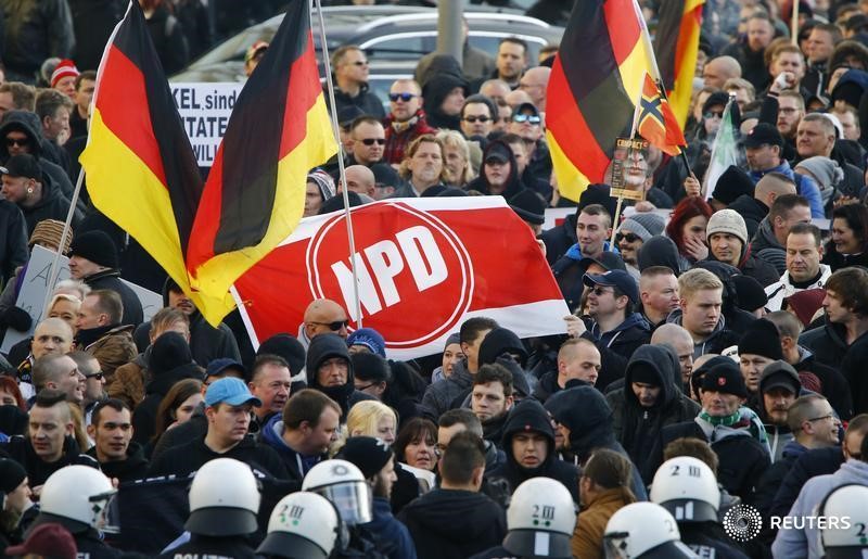 © Reuters. Supporters of anti-immigration right-wing movement PEGIDA protest in Cologne