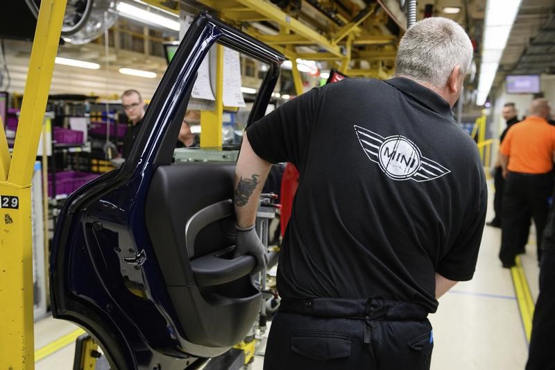 © Reuters. Workers assemble cars at the plant for the Mini range of cars in Cowley, near Oxford