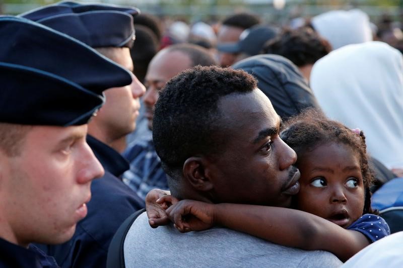 © Reuters. الشرطة الفرنسية تطرد آلاف المهاجرين من على أرصفة شمال باريس