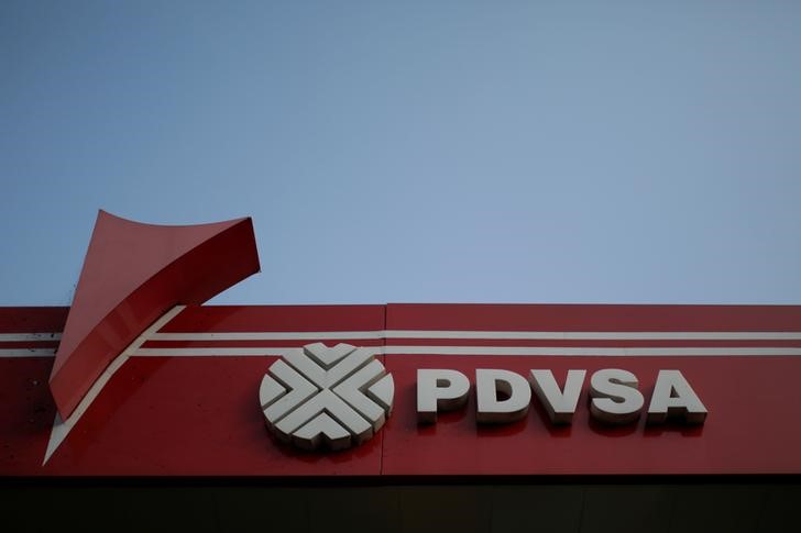 © Reuters. Логотип PDVSA  в Каракасе