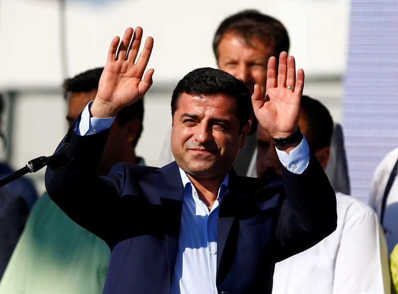 © Reuters. زعيم حزب موال للأكراد في تركيا يرفض المثول أمام المحكمة مكبل اليدين