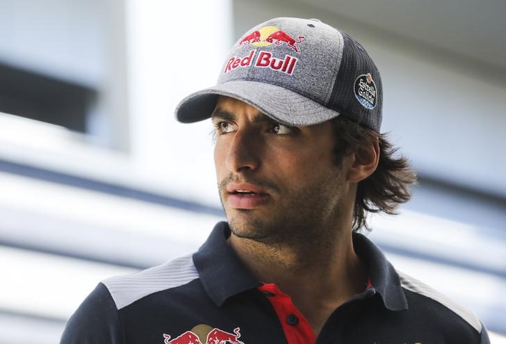 © Reuters. Carlos Sainz se quedará en Toro Rosso, según el director del equipo