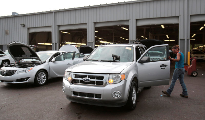 © Reuters. Used vehicles are detailed, preparing them to be sold at a dealer-only auction at Manheim Detroit auction house in Carleton, Michigan