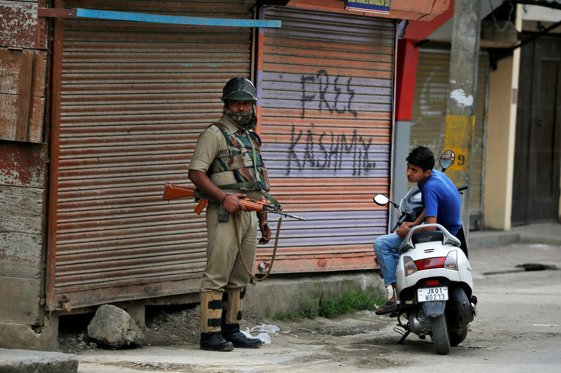 © Reuters. The Wider Image: Kashmir's stone-pelters face off against pellet guns
