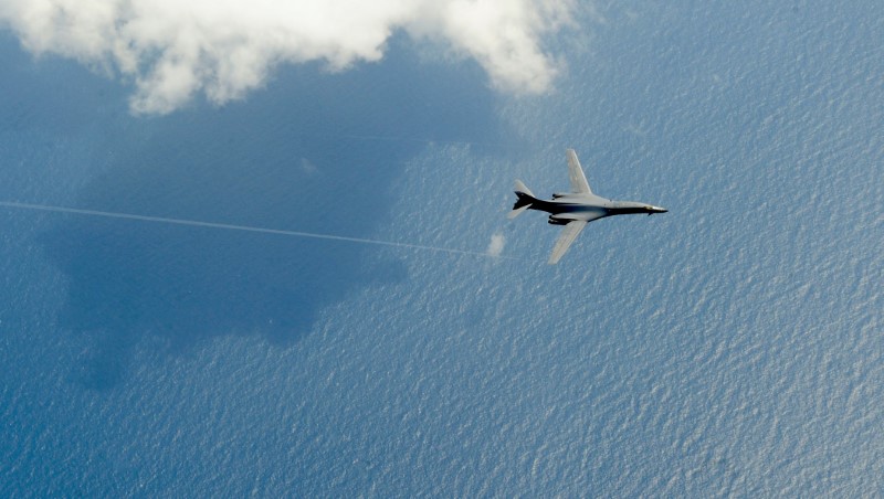 © Reuters. Bombardeiro B-1B Lancer da Força Aérea dos Estados Unidos sobrevoa o Oceano Atlântico