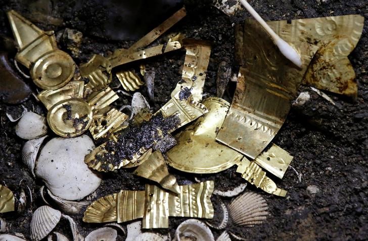 © Reuters. Gold pieces formed into symbols are seen at a site where a sacrificed young wolf elaborately adorned with some of the finest Aztec gold has been discovered, adjacent to the Templo Mayor, one of the main Aztec temples, in Mexico City