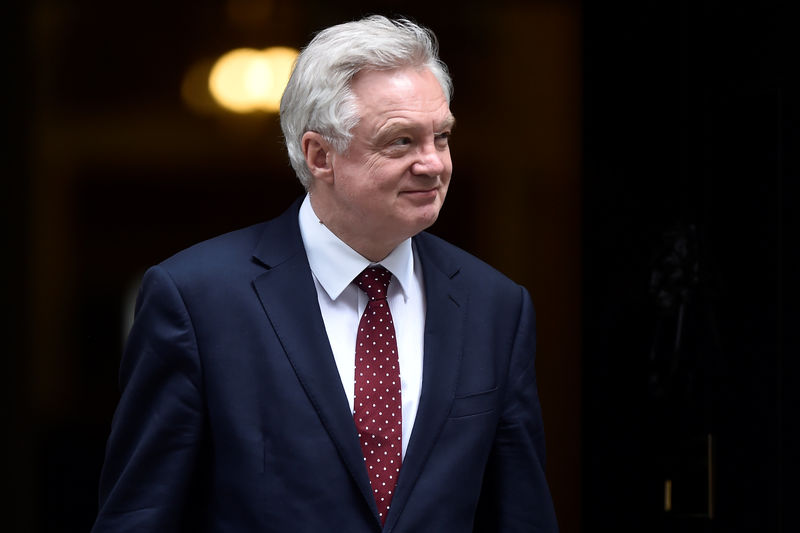 © Reuters. Britain's Secretary of State for Exiting the European Union Davis leaves Downing Street after a cabinet meeting in London