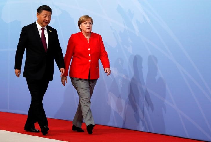 © Reuters. Presidente chinês Xi Jinping caminha ao lado de chanceler alemã Angela Merkel em cúpula do G20, em Hamburgo, Alemanha